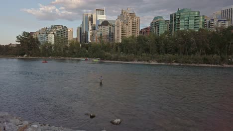 Pescador-Bow-River-En-Ciudad-Con-Rascacielos-Puesta-De-Sol-Calgary-Alberta-Canada