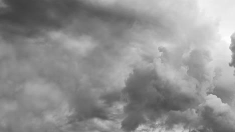 tormentosa en nubes oscuras con relámpagos