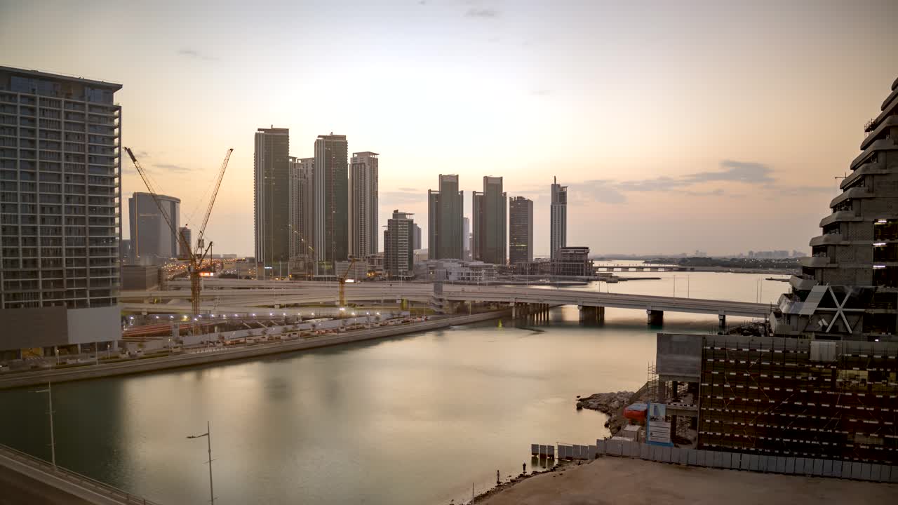 el horizonte de la ciudad de abu dhabi, emiratos árabes unidos durante un amanecer dorado - lapso de tiempo, paisaje nublado, isla de al reem, al maryah