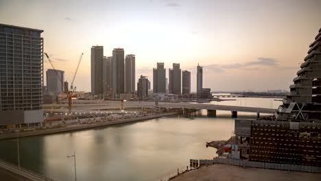abu dhabi, verenigde arabische emiraten stads skyline tijdens een gouden zonsopgang - time lapse, wolkenbeeld, al reem island, al maryah