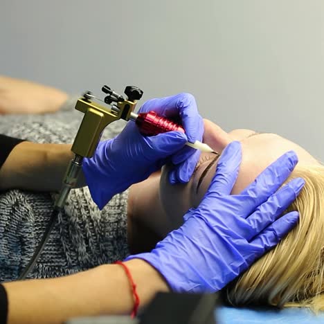 hacer un tatuaje de cejas