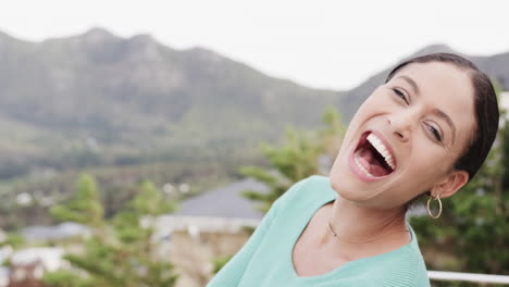 Retrato-De-Una-Mujer-Birracial-Feliz-Riendo-Parada-En-El-Balcón-De-Casa,-Cámara-Lenta