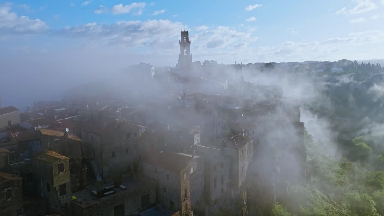 이탈리아 토스카니의 그로세토에 있는 피티글리아노, 리틀 예루살렘의 특이한 구시가지로 날아갑니다.