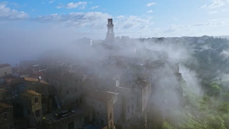 volant vers la vieille ville pittoresque de pitigliano, la petite jérusalem à grosseto, en toscane, en italie