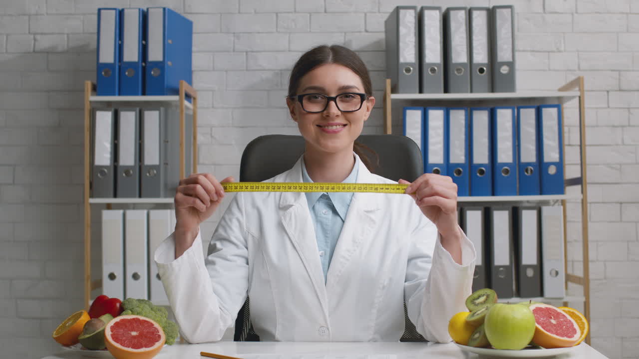 nutricionista discutiendo hábitos alimenticios saludables