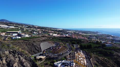 Luftaufnahme-Der-Kanarischen-Insel-Teneriffa,-Sandstrand-Los-Gigantes,-Palmen-Und-Küstenstraße