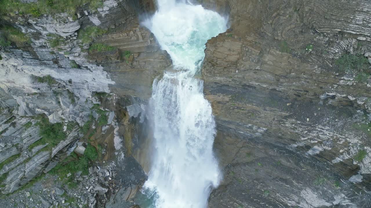 cascada de sorrosal en el acantilado durante el día