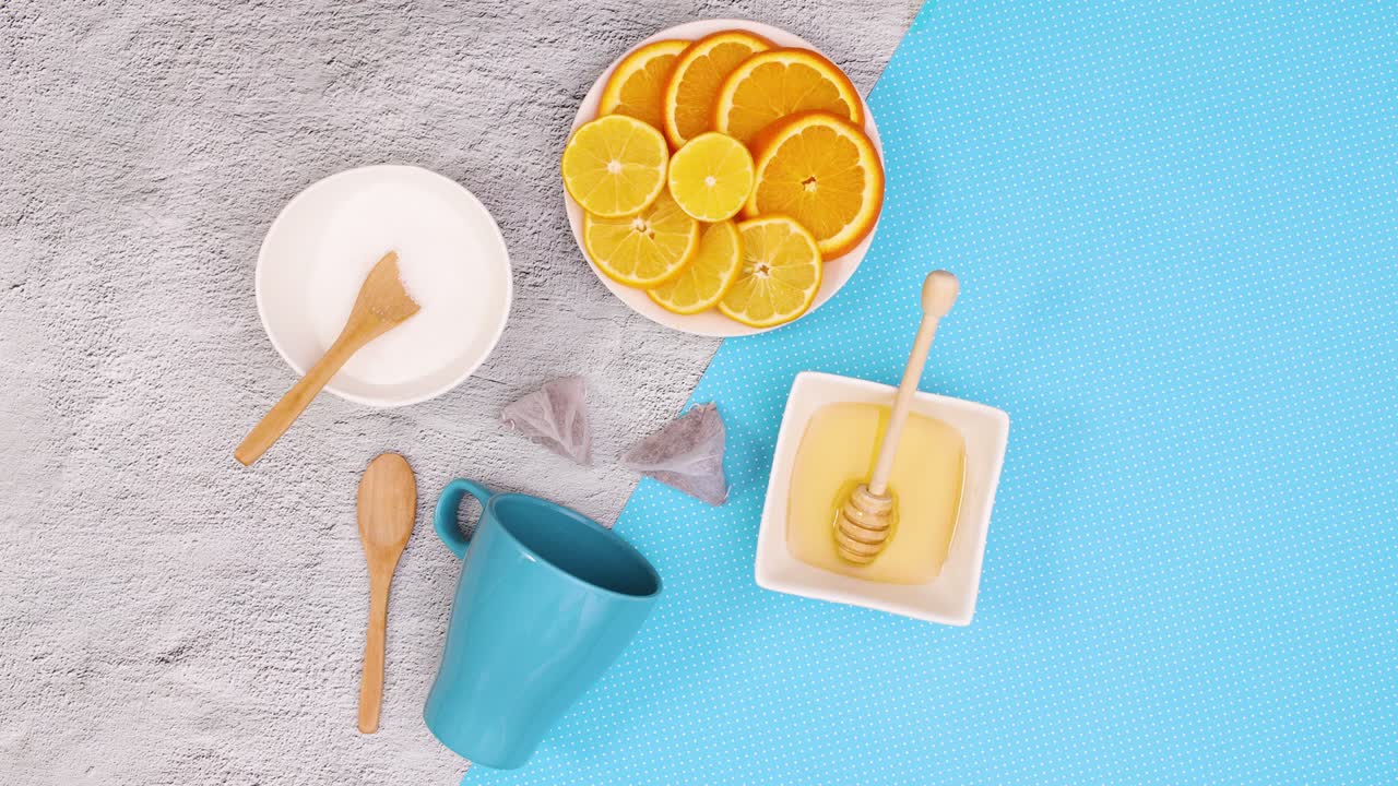 차를 만드는 파란 컵과 차를 만드는 용품은 파란 테마로 움직입니다.