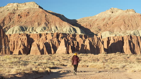 Rückansicht-Einer-Frau-Auf-Einem-Wanderweg-Im-Capitol-Reef-Nationalpark,-Utah,-USA,-Mit-Malerischen-Felsformationen-Im-Hintergrund