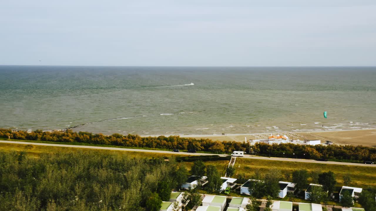 vista aérea lateral de la caravana conduciendo por la carretera costera en porto barricata en italia