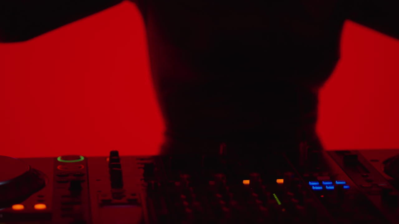 mujer dj actuando en un club nocturno oscuro