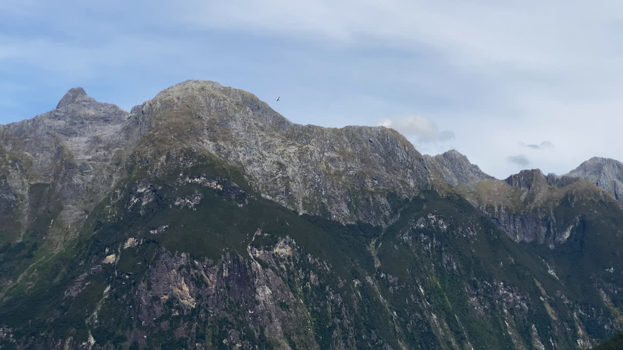 Milford Sound-krydstogt, fly der flyver over i Fiordland Nationalpark, New Zealand