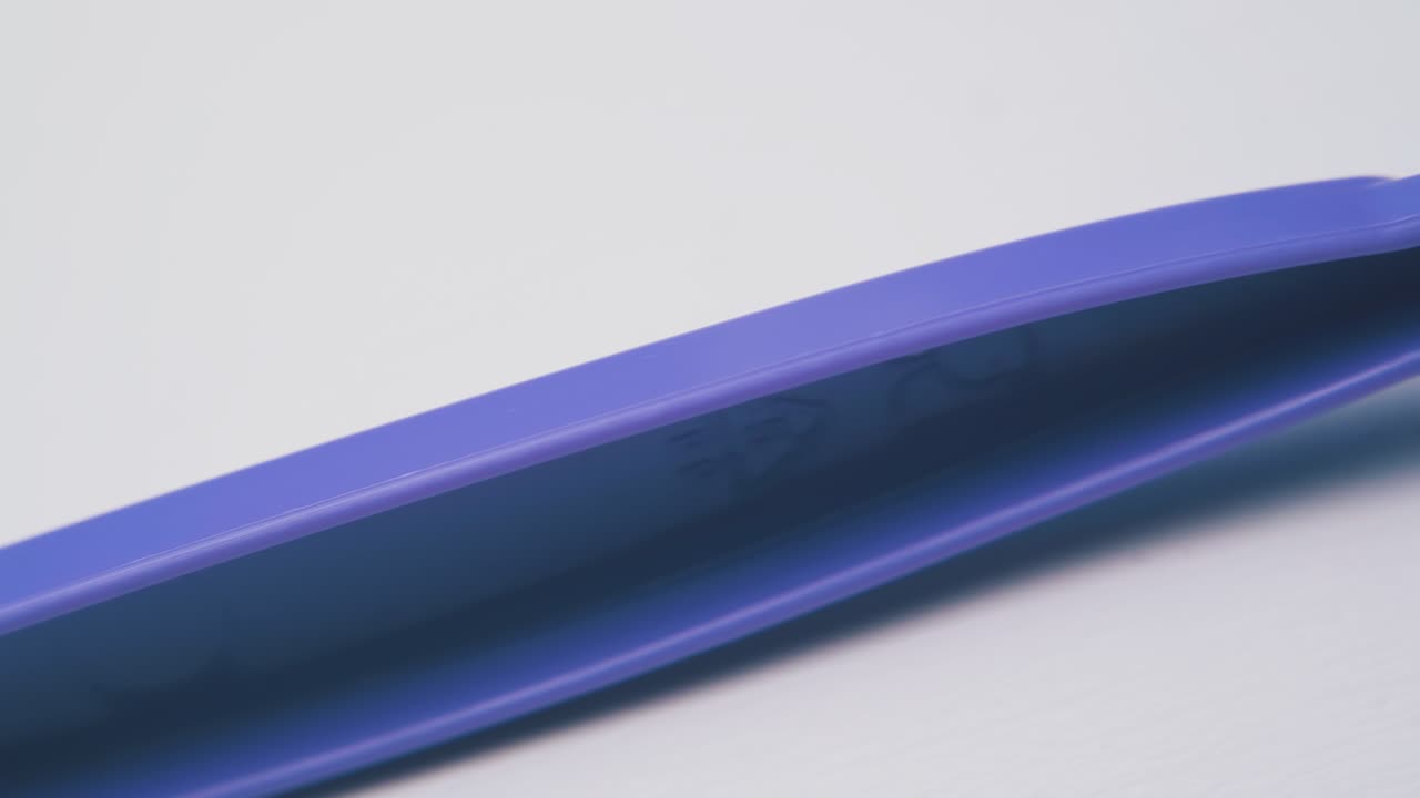 движение над цветной одноразовой вилкой на светлом фоне