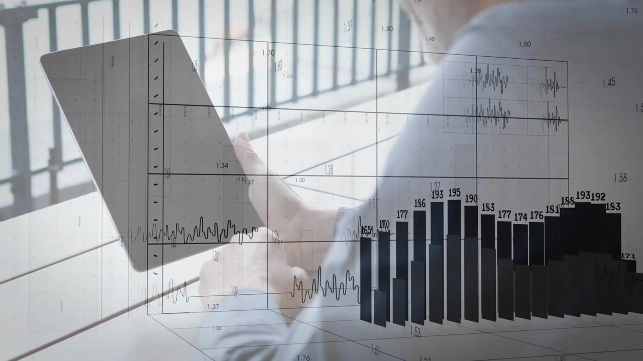 Vertikal video: Ældre person i skjorte tapper på tablet på balkon, starter visning af diagrammer og data