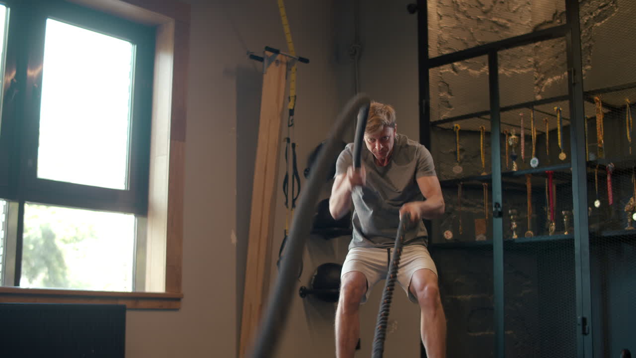 hombre guapo de fitness entrenando en un club deportivo. hombre entrenando en un centro de fitness