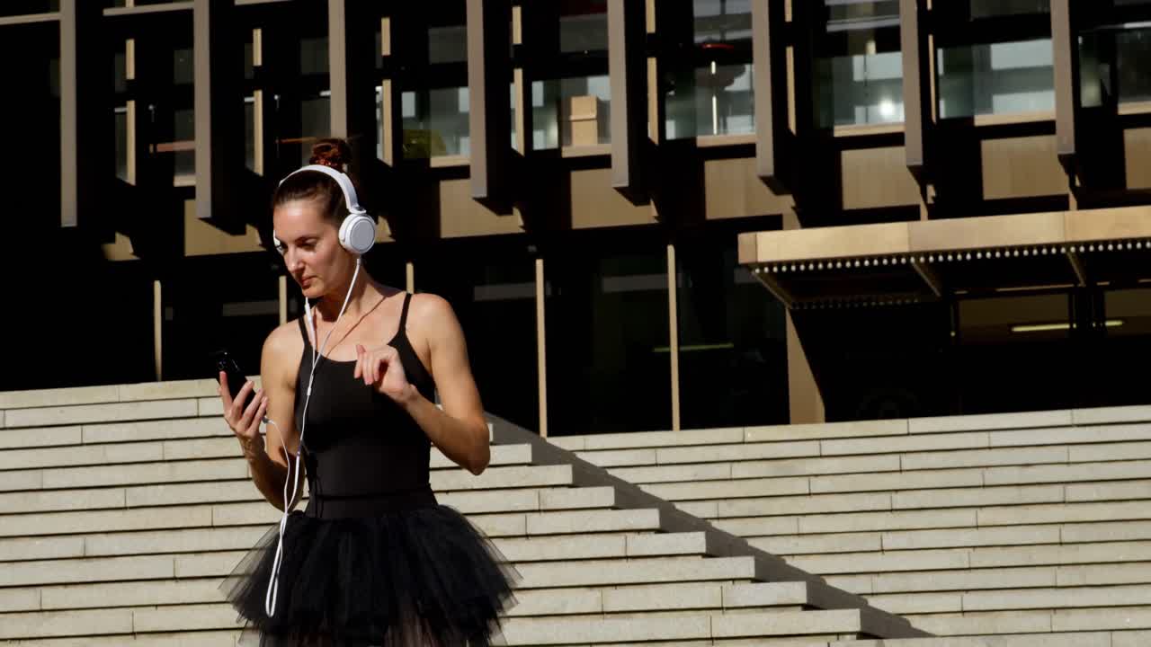 bailarina de ballet escuchando música en el teléfono móvil 4k