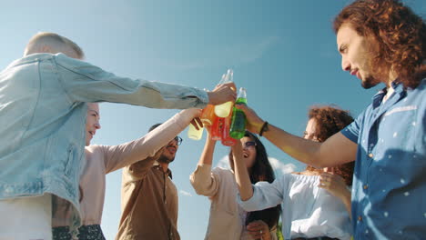 amigos celebrando con bebidas al aire libre