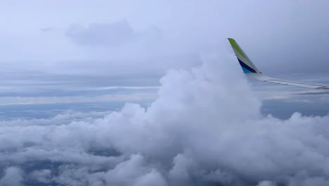 impresionante vista aérea de las nubes desde la ventana de un avión