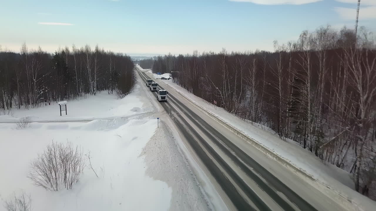 트럭과 함께 겨울 도로