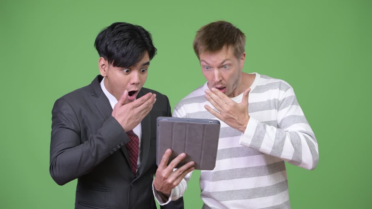 젊은 잘생긴 아시아 사업가와 젊은 스칸디나비아 사업가가 함께 일하고 있습니다.