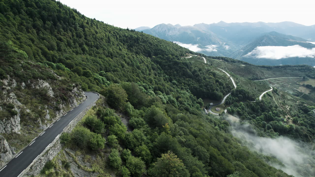 impresionante vista de drones en los pirineos franceses, caminos de montaña