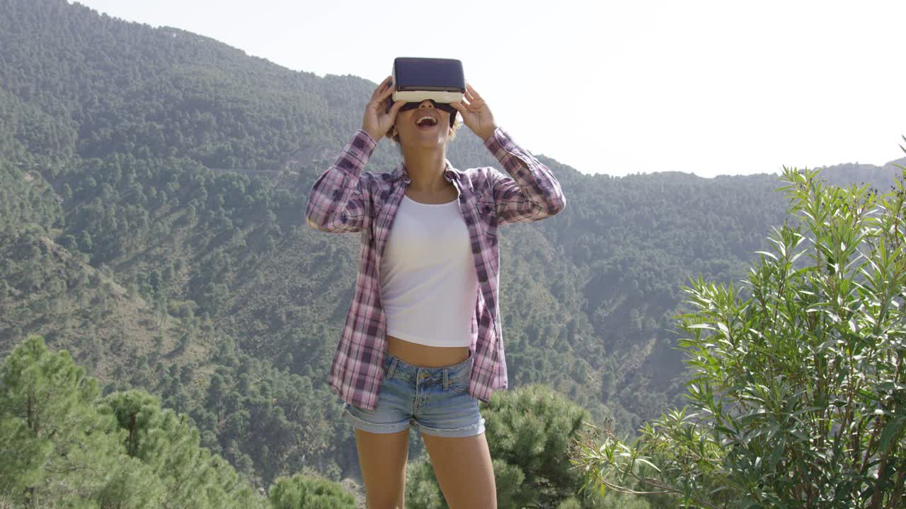 bella mujer con gafas vr en la naturaleza