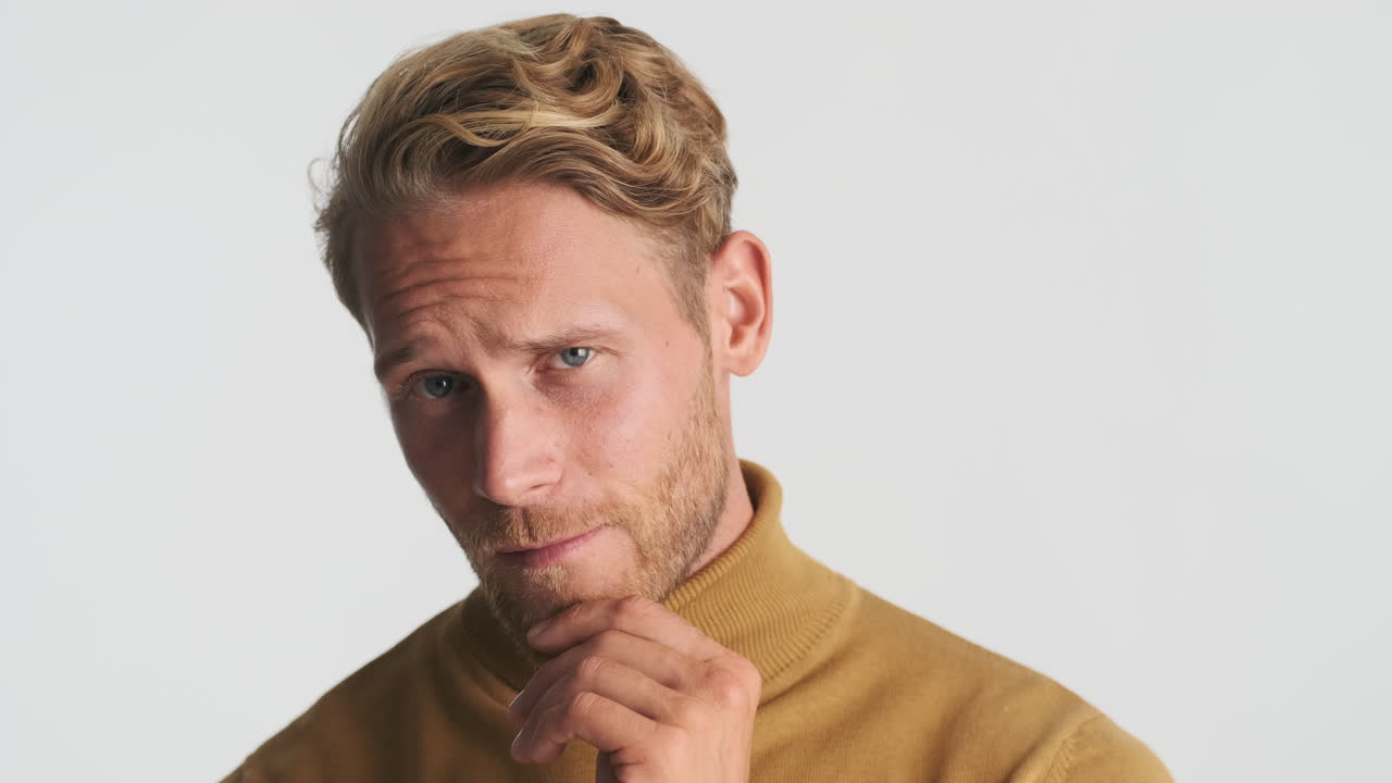 modelo masculino atractivo en el estudio