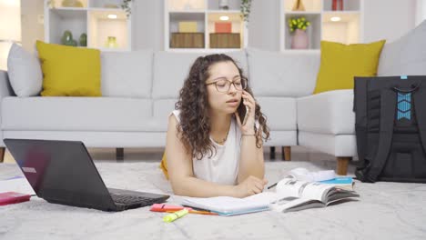 Estudiante-Hablando-Enojada-Por-Teléfono.