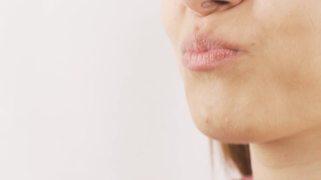 comida de postre. retrato en primer plano de una mujer comiendo chocolate.