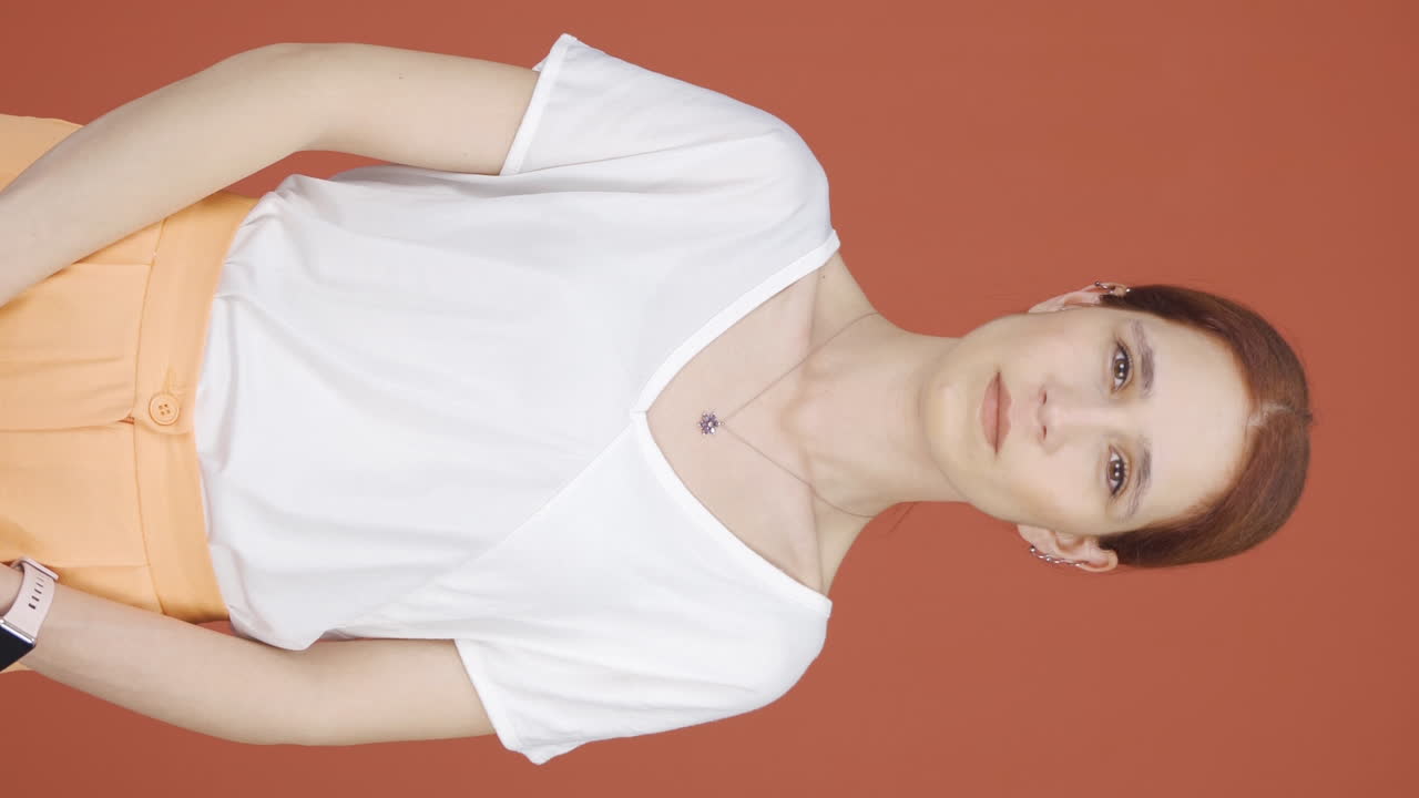 video vertical de una mujer haciendo una señal de alto para la cámara.