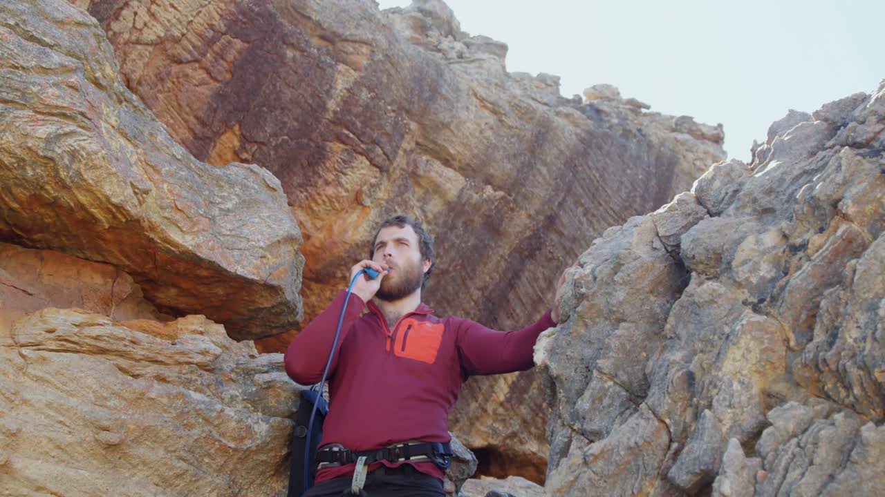 alpinista soplando el silbato después de alcanzar 4k