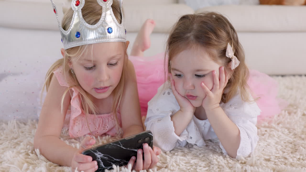 비디오, 전화, 그리고 바닥에 있는 아이들을 보는 것