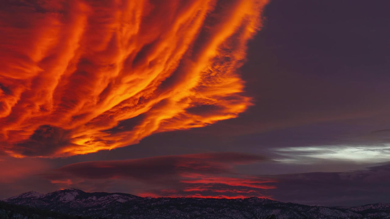 Zeitraffer eines Sonnenaufgangs vor linsenförmigen Wolken über den San Bernardino Mountains, mit Blick auf Big Bear und Mount San Gorgonio, Kalifornien, gefilmt in der Nähe von Lake Arrowhead, Kalifornien.