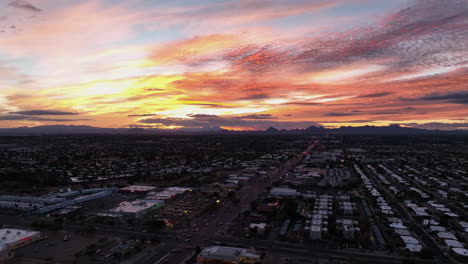 toma de puesta de sol cinematográfica de drones que giran lentamente durante tuscon, arizona