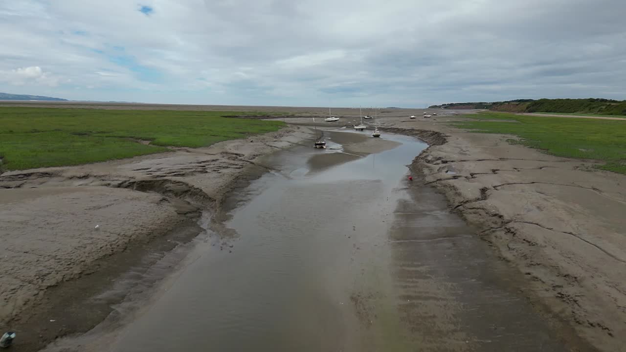 volando cerca de algunas aguas en la línea de la playa en heswall