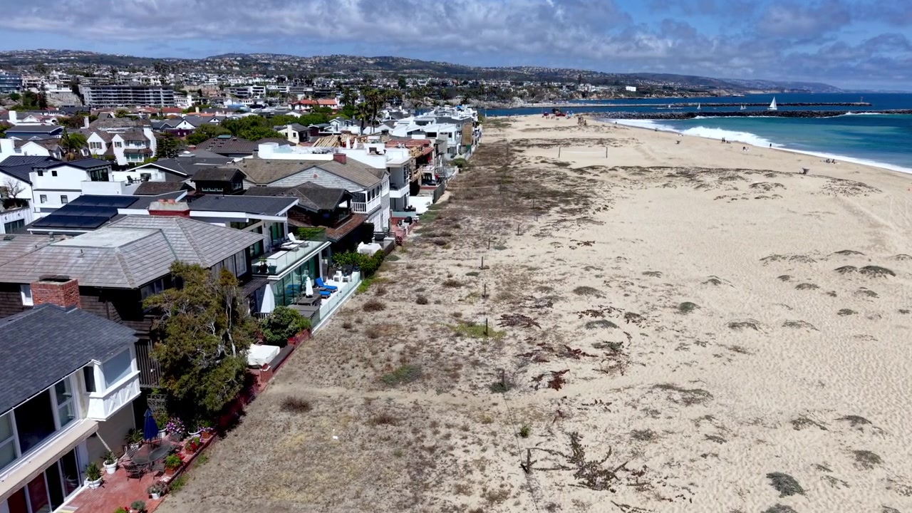 Tiefe Luftaufnahme von Strandhäusern in Newport Beach, Kalifornien.