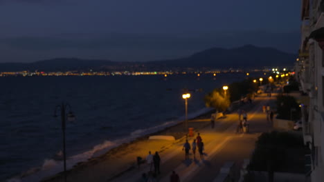 Nachtblick-Auf-Strand-Und-Stadt-Vom-Hotelfenster-Mit-Paar