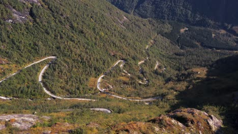 vista aérea del pintoresco valle del paso de la carretera de montaña gaularfjellet, campo noruego en un día soleado de verano, disparo de drones
