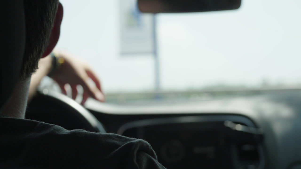 자동차를 운전하는 사람