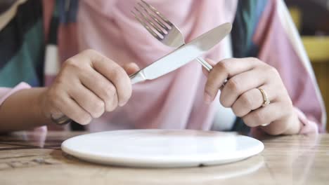 mujer comiendo en un restaurante