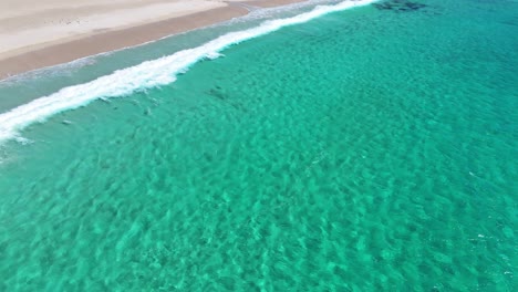 Drone-rising-above-Smiths-beach-in-Margaret-River,-Western-Australia