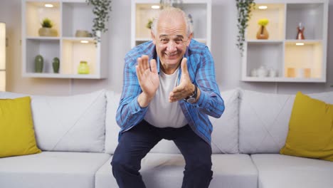 el hombre que mira a la cámara es feliz.