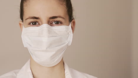 joven doctora con mascarilla, prevención contra virus y alergias