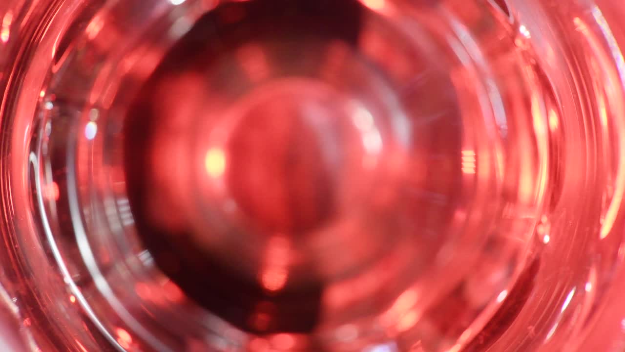 저 회전하는 루비 터널 안에 사는 것은