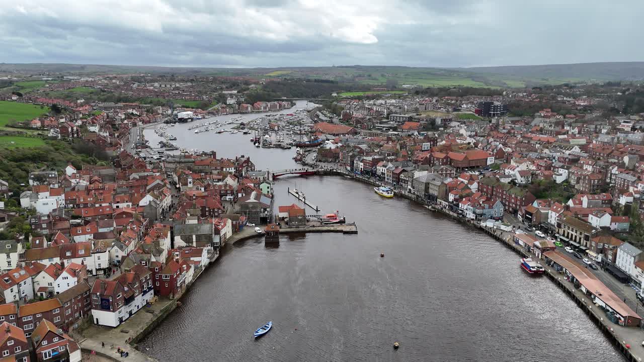 영국 요크셔주 휘트비 해안도시 (whitby seaside town, yorkshire, uk) 의 드론, 공중 위의 새의 눈