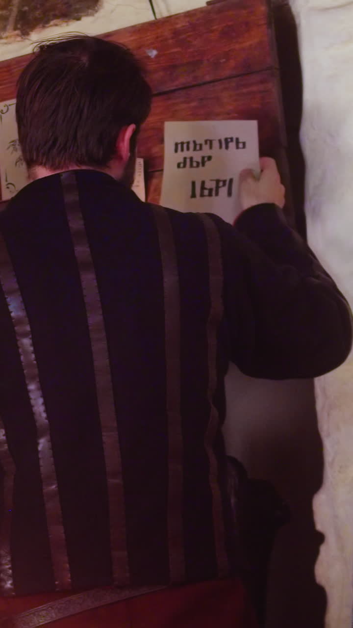 친구들은 술집의 게시판에서 메시지를 읽고, 가난한 사람들은 상상의 언어로 광고를 읽고, 술집에서 영웅이 됩니다.