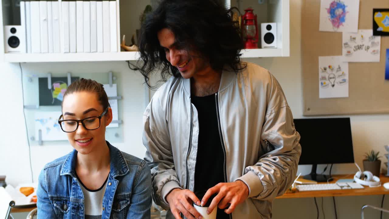 ejecutivos que utilizan tableta digital mientras comprueban la losa