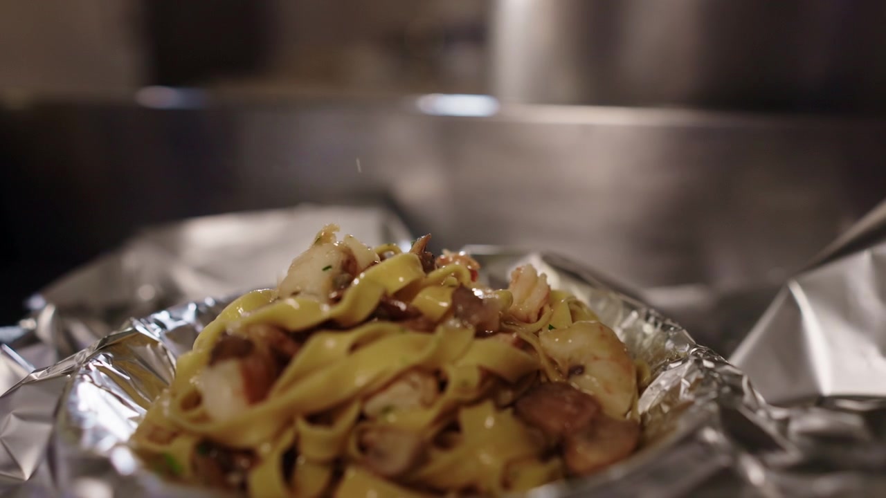 Cooking seafood tagliatelle in aluminum foil, close up, detail, slow motion, creamy 01