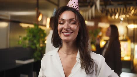 mujer feliz celebrando un cumpleaños