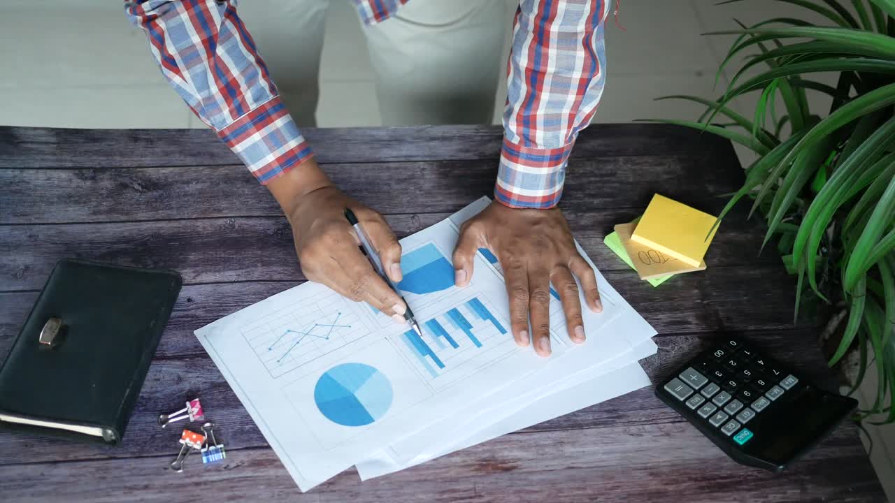 persona que analiza gráficos y gráficos